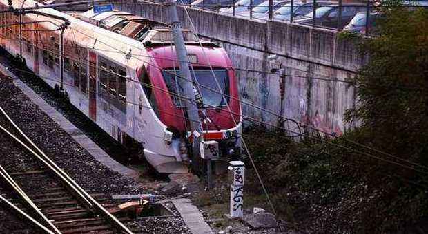 Terrore sul treno, convoglio si schianta contro un palo della luce alla stazione