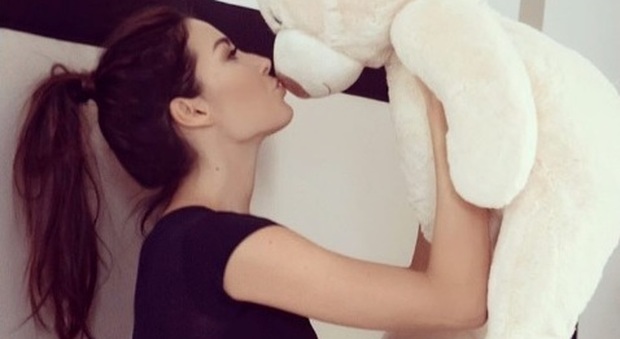 Elisabetta Gregoraci sexy con l'orso di peluche più invidiato dal web