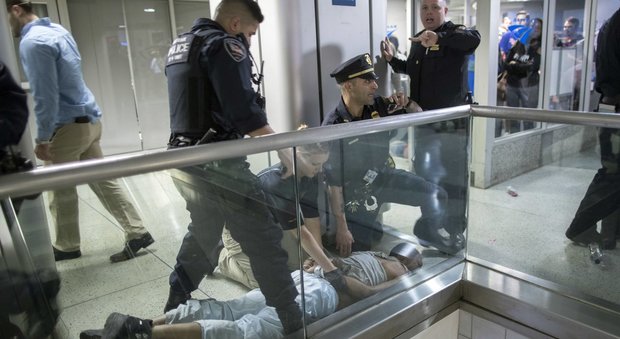 New York, caos alla stazione, la polizia spara con il taser la folla fugge terrorizzata: 15 feriti