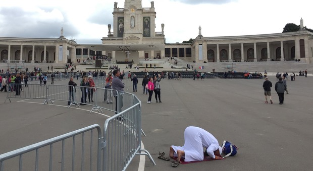 Sorpresa a Fatima: un musulmano si inginocchia rivolto alla Mecca e prega