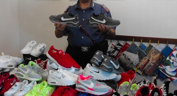 Le scarpe contraffatte sequestrate dai carabinieri