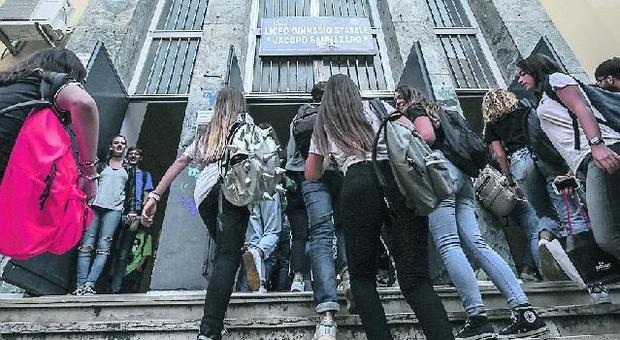 Liceo Sannazaro nel caos, denunciata la preside: «Ha violato la legge»
