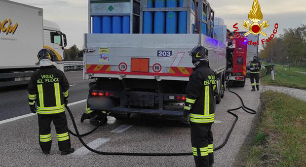 Pneumatico a fuoco sul camion carico di bombole di acetilene: paura in A4
