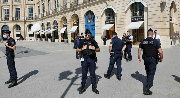 Rapina da Bulgari a Parigi, assalto alla gioielleria di place Vendome con armi a canna lunga
