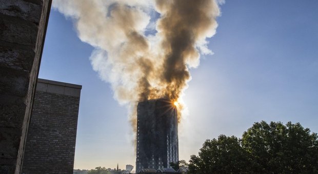 Inferno di cristallo a Londra: grattacielo in fiamme nella notte, 12 morti