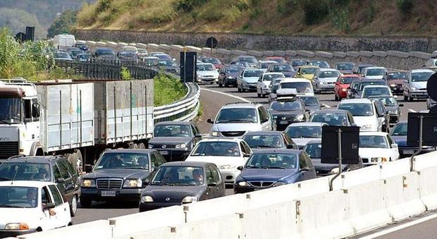 Auto si ribalta in autostrada: un morto e traffico in tilt, 4 chilometri di coda