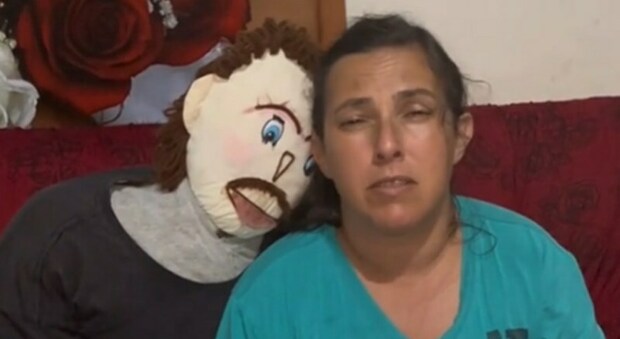La donna brasiliana che ha sposato un pupazzo di pezza, sostiene che il figlio è stato rapito