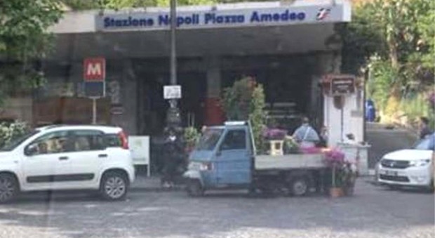Napoli, la sfida dei vigili al sindaco: nuovo Daspo al fioraio ambulante