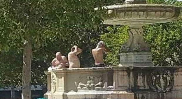 Il bagno dei turisti nella fontana in piazza Mastai a Trastevere
