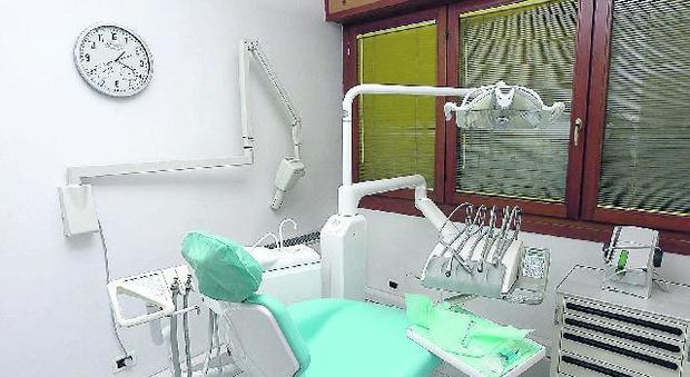 Dentista abusivo: studio odontoiatrico sotto sequestro