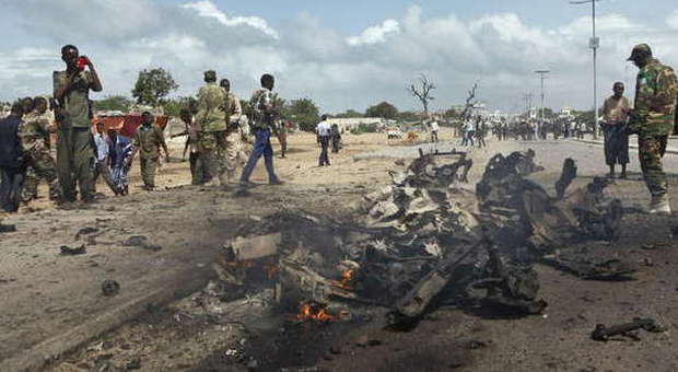 Somalia, kamikaze di al-Shabaab si scaglia contro base militare: almeno 50 morti
