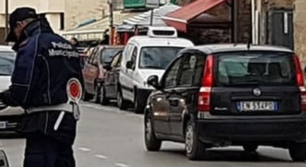 Smog e auto, il sindaco di Nocera Inferiore: «Tutti a piedi»