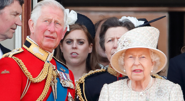Regina Elisabetta, Carlo preoccupato per le sue condizioni di salute: visite «insolite» a Balmoral