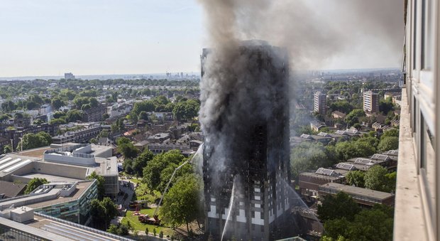 Londra, grattacielo in fiamme: almeno 12 morti e 65 feriti: persone intrappolate