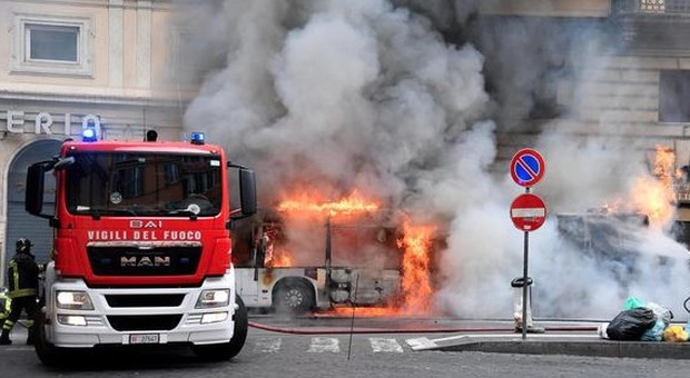I bus in fiamme di Roma citati anche a Londra. The Indipendent: «Quest'anno è il decimo»