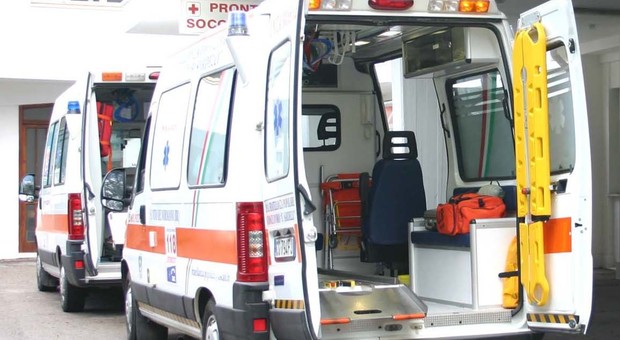 L'ambulanza è in ritardo, picchiata dottoressa del 118