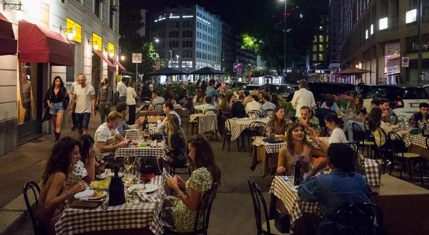 Milano, dehors gratuiti: arriva la proroga. I tavolini in strada restano anche in pieno inverno