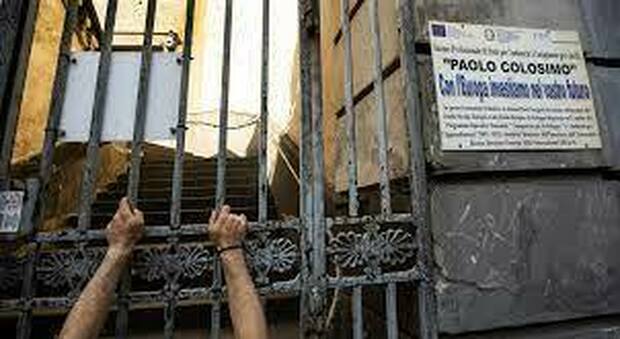 Napoli, protesta dei non vedenti: «Troppi esclusi dall'istituto Colosimo»