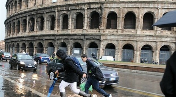 Bomba d'acqua a Roma oggi, strade allagate: è allerta meteo. Quali sono le zone colpite e previsioni