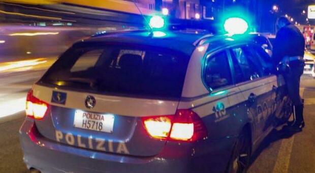 Malore al volante sull'autostrada A28: riesce ad accostare l'auto evitando incidenti, lo portano in ospedale ma muore poco dopo