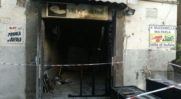 «'A muzzarella mia» in fiamme: locale divorato dal fuoco a Napoli