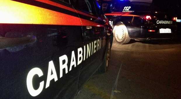 «Mio marito vuole uccidersi»: arrivano i carabinieri e lui semina il panico in auto