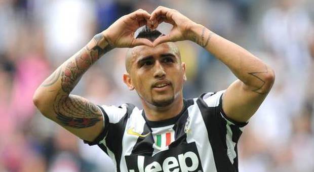 Juve, Vidal sbarcato a Torino «Parlerò con il mister, a Manchester non vado»