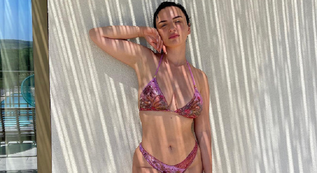 Arisa, foto in vacanza senza trucco in bikini rosa. I fan: «Finalmente una vera che non usa filtri»