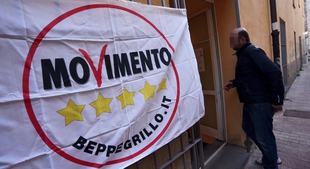 Dissidenti M5s di Napoli: verificare firme raccolte anche alle comunali