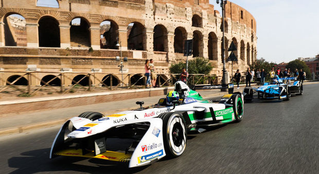 L'Audi di Formula E con sullo sfondo il Colosseo