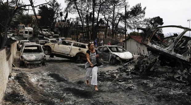 Incendi in Grecia, Atene assediata dalle fiamme: 60 morti, migliaia in fuga