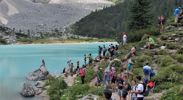 Assalto al lago Sorapiss: materassini abbandonati e non solo, ecco i turisti cafoni