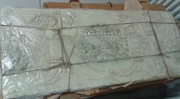 Trovato antico bassorilievo in marmo: caccia al proprietario