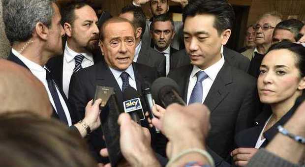 Berlusconi: «Nessuna trattativa in corso con i cinesi». Mai dubbi su Taechaubol crescono
