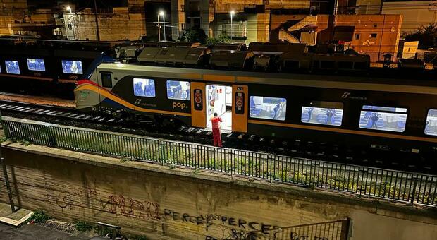 Treni in sosta in zona Ponticelli a Lecce, l'incubo dei residenti. Lettera di Delli Noci a Fs: «Insostenibile»