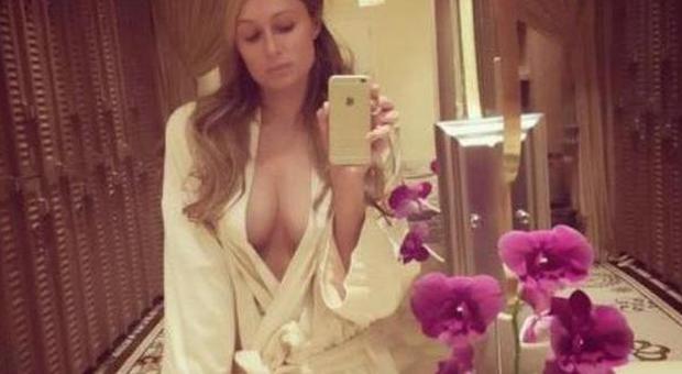 Paris Hilton, selfie hot su Instagram: l'accappatoio si apre e...