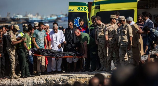 Migranti, barcone naufragato in Egitto: recuperati 115 cadaveri