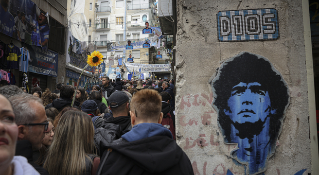 Folla davanti al murale di Maradona