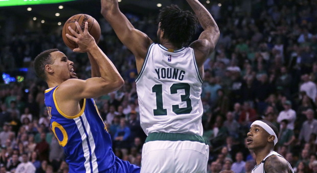 Inarrestabili gli Warriors di Curry, 28 vittorie di fila: cedono anche i Celtics in overtime