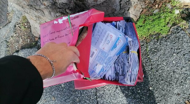 Centinaia di bollette abbandonate in uno scatolone a Prati: le buste chiuse con nome e indirizzo. Le Poste: «Non siamo responsabili»