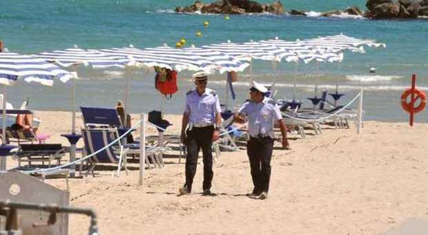 A San Benedetto i vigili in spiaggia per fermare i venditori abusivi
