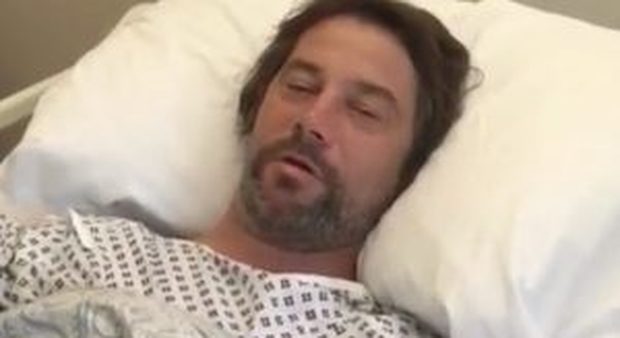 Il famoso cantante scrive dal letto di ospedale e annulla i concerti: "Sono distrutto"