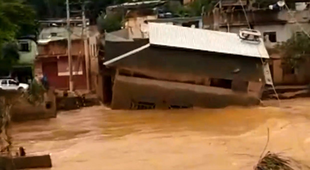 Il momento in cui una casa di due piani viene inondata dalla pioggia torrenziale in Brasile