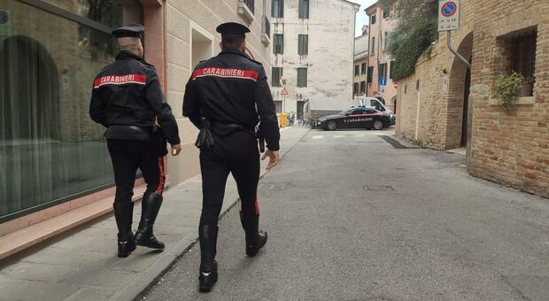 I carabinieri in via San Pancrazio, dove è avvenuta l'aggressione
