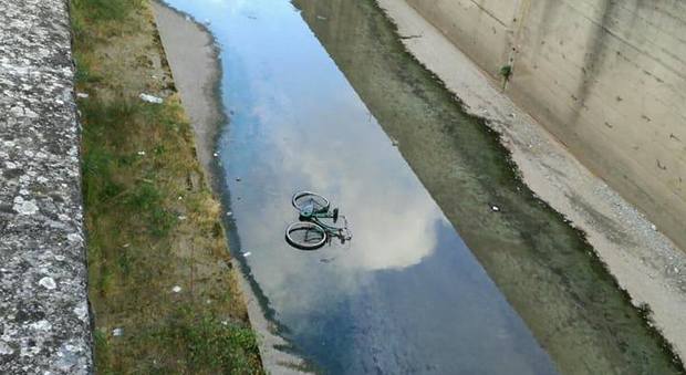 Torrente trasformato in discarica a Nocera: anche una bicicletta nel letto del Cavaiola