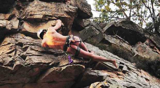 Cina, nudi sulla parete rocciosa: ecco la nuova tendenza del free climbing