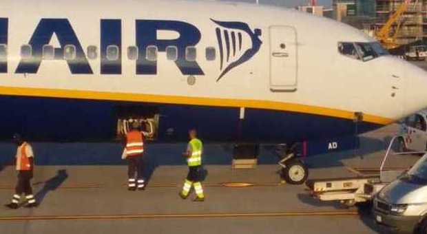 Addetti "maltrattano" le valigie dei passeggeri Ryanair