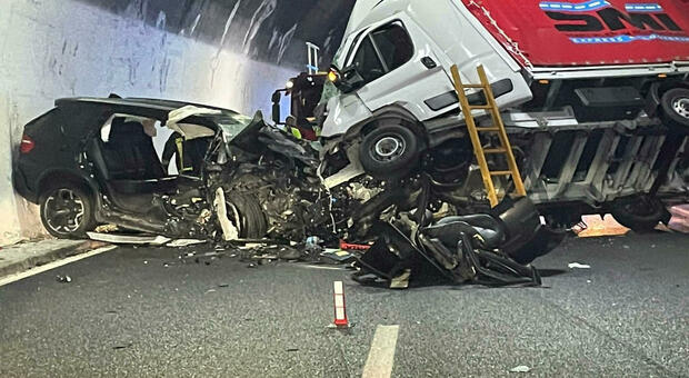 Incidente in autostrada: Suv contro un camion, un morto e due feriti. Il conducente dell'auto è fuggito FOTO