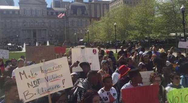 Baltimora: un altro giorno di manifestazioni poi il sindaco revoca il coprifuoco