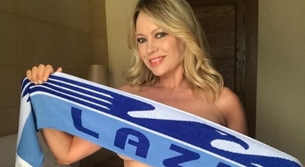 Anna Falchi nuda coperta solo dalla sciarpa della Lazio: «Come godo»